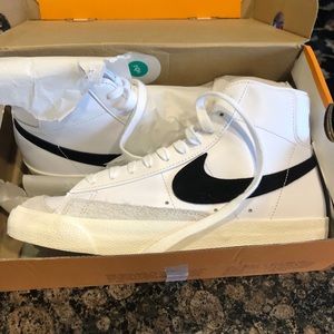 Women’s US SIZE 10.5 Nike 77 mid blazer